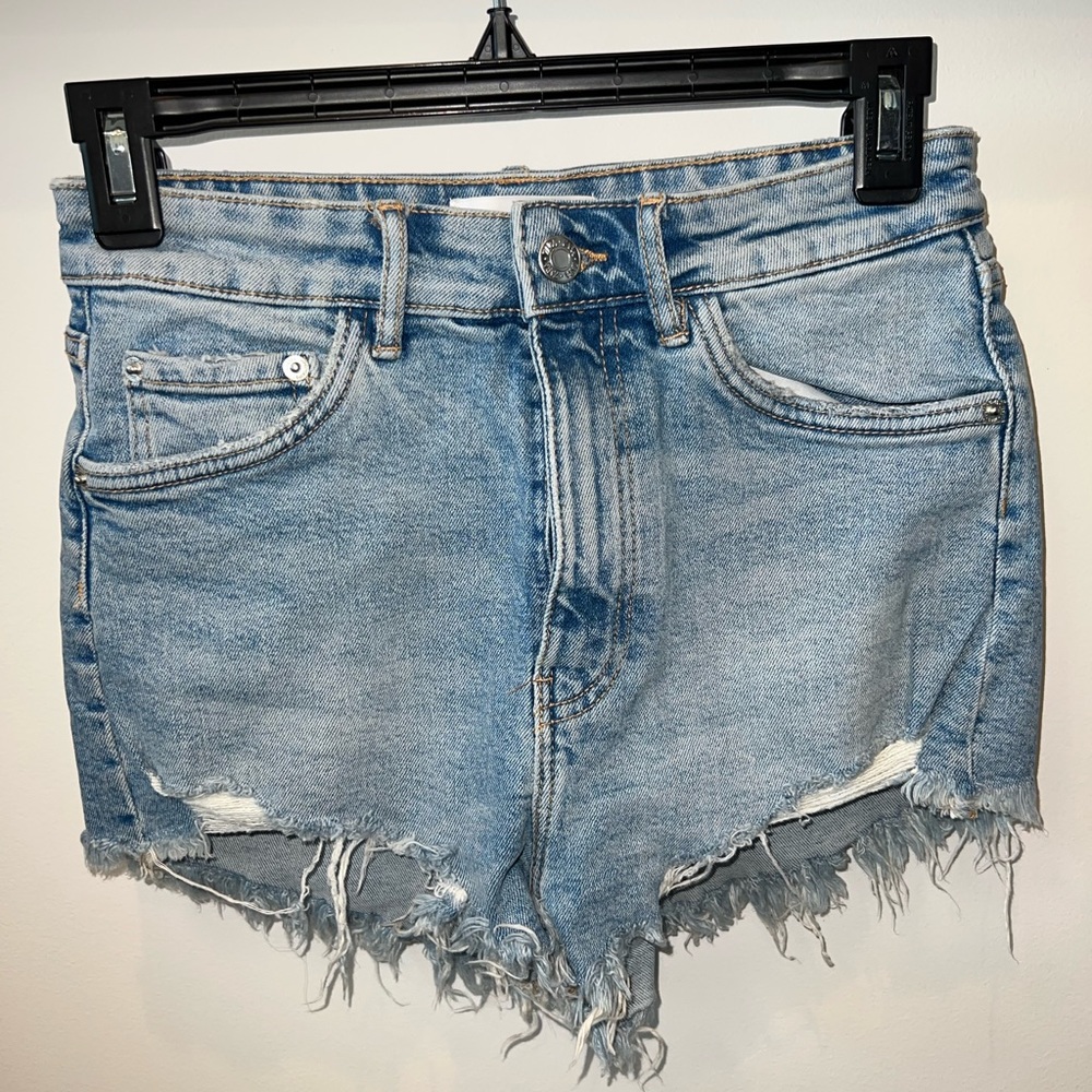 Light wash, high waisted Zara denim shorts - Picture 2 of 9
